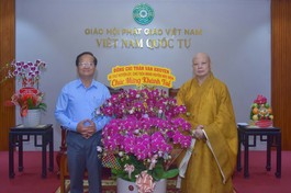 Bí thư Huyện ủy, Chủ tịch HĐND H.Hóc Môn - Trần Văn Khuyên tặng hoa chúc mừng đến Hòa thượng Trưởng ban Trị sự GHPGVN TP.HCM sau ba tháng An cư kiết hạ