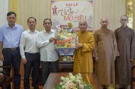 Ông Điểu Xuân Hùng, Chủ tịch UBMTTQVN tỉnh tặng quà chúc mừng Đại lễ Vu lan đến Thượng tọa Thích Quảng Hiền