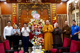ông Nguyễn Chí Đoàn, Phó Giám đốc Sở Nội vụ TP.Hà Nội tặng hoa chúc mừng Lễ Vu lan đến Trưởng lão Hòa thượng Thích Thanh Nhiễu