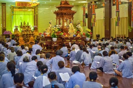 Chư Tăng, Phật tử trang nghiêm trì tụng Mục Liên sám pháp, tại Pháp hội Vu lan, vào tối 11-7-Giáp Thìn - Ảnh: Quảng Đạo/BGN