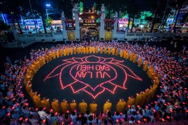 Đóa liên đăng với dòng chữ Vu lan - Báo hiếu được kết nối hàng trăm chiếc đèn hoa đăng trước Việt Nam Quốc Tự - Ảnh: Quảng Đạo/BGN