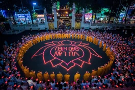 Đóa liên đăng với dòng chữ Vu lan - Báo hiếu được kết nối hàng trăm chiếc đèn hoa đăng trước Việt Nam Quốc Tự - Ảnh: Quảng Đạo/BGN