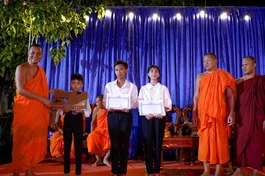 Hội Đoàn kết Sư sãi yêu nước tỉnh tặng quà cho học sinh