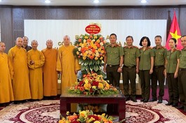 Chư tôn đức GHPGVN trao tặng lẵng hoa chúc mừng tới toàn thể cán bộ, chiến sĩ Công an Thủ đô
