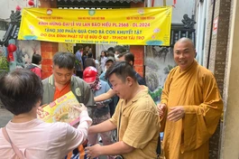 Hội Từ thiện chùa Tường Nguyên quà đến bà khuyết tật, ảnh hưởng chất độc màu da cam trên địa bàn Q.4 - Ảnh: T.N