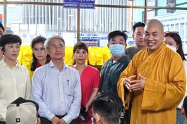 Đại đức Thích Minh Phú được ông Võ Đức Chiến, Giám đốc Bệnh viện Nguyễn Tri Phương hướng dẫn trao đổi với bệnh nhân