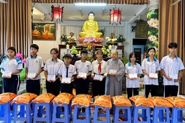 Ni trưởng Thích nữ Tịnh Nghiêm trao học bổng và quà cho học sinh khó khăn học giỏi