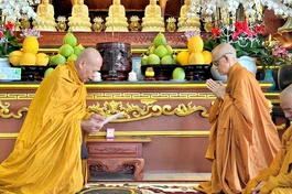 Nhị vị Hòa thượng tác pháp Tự tứ tại chánh điện trường hạ chùa Liên Trì