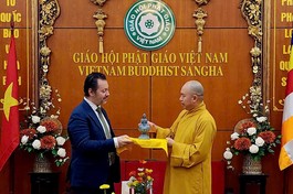 Thượng tọa Thích Đức Thiện trao tặng tôn tượng Đức Phật đến Đại sứ Kohdayar Marri 