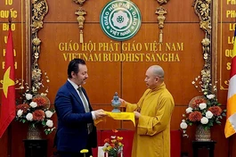 Thượng tọa Thích Đức Thiện trao tặng tôn tượng Đức Phật đến Đại sứ Kohdayar Marri 