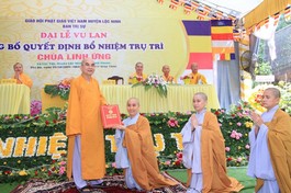 Thượng tọa Thích Tỉnh Cường trao quyết định đến Sư cô Thích nữ Diệu Minh, tân trụ trì chùa Linh Ứng
