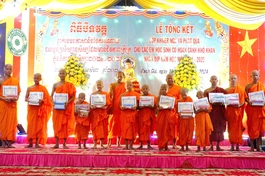 Trao học bổng đến các học sinh và sư sãi lớp Khmer ngữ