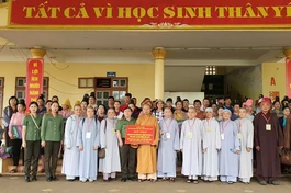 Đoàn từ thiện Phật giáo tỉnh Vĩnh Long trao quà đến đồng bào dân tộc bị ảnh hưởng lũ quét, sạt lỡ đất tại các xã thuộc tỉnh Sơn La