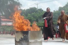 Chư Tăng thực tập chữa cháy bằng bình chữa cháy cầm tay