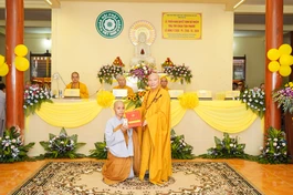 Thượng tọa Thích Nhuận Đức, Phó Trưởng ban Trị sự GHPGVN tỉnh trao quyết định đến Sư cô Thích nữ Huệ Thông