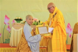 Hòa thượng Trưởng Ban Trị sự GHPGVN tỉnh Quảng Trị trao quyết định đến Sư cô Thích nữ Đức Châu