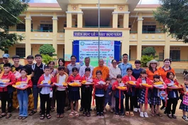 Nhóm thiện nguyện tại TP.Cần Thơ trao quà đến học sinh Trường Tiểu học Bùi Thị Xuân