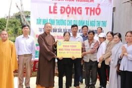Thượng tọa Thích Quảng Tuấn trao hỗ trợ xây nhà tình thương