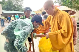 Thượng tọa Thích Huệ Định, trụ trì chùa Sơn Bửu trao quà đến người nghèo