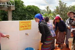 Bà con bản Cheng trong niềm vui có nguồn nước sạch từ giếng khoan do Đạo tràng Pháp Hoa tài trợ