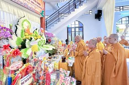 Chư tôn đức thắp nén tâm hương tưởng niệm Giác linh Hòa thượng Thích Từ Giang