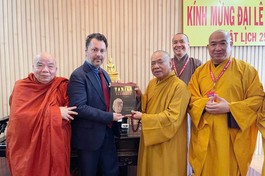  Đại sứ Đặc mệnh toàn quyền Pakistan tặng quà lưu niệm đến chư tôn đức Hội đồng Trị sự