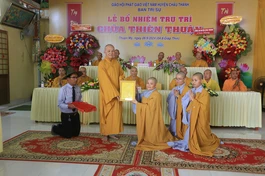 Hòa thượng Thích Minh Thiện trao quyết định đến Sư cô Thích nữ An Hà, tân trụ trì chùa Thiên Thuận