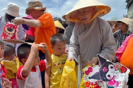 Ni sư Thích nữ Như Hiền trao quà trung thu đến các thiếu nhi tại xã Tân Thành, H.Tân Châu, tỉnh Tây Ninh