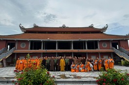 Chụp ảnh lưu niệm tại chùa Đại Giáp