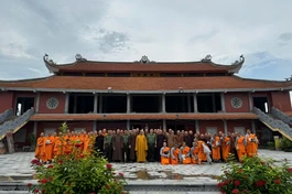 Chụp ảnh lưu niệm tại chùa Đại Giáp