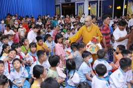 Thượng tọa Thích Quảng Lộc tặng lồng đèn trung thu cho các cháu thiếu nhi