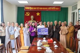 Ban Trị sự Phật giáo TP.Biên Hòa trao bảng ủng hộ học bổng cho học sinh khó khăn trên địa bàn tỉnh đến lãnh đạo Ban Dân vận Tỉnh ủy tỉnh Đồng Nai