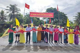 Cắt băng khánh thành cầu Hiểu và Thương, tại ấp Thọ Hòa Đông A, xã Phú Tâm, H.Châu Thành