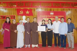 Đại đức Thích Tâm Quang trao ủng hộ đến đại diện Ủy ban MTTQVN TX.Quảng Trị