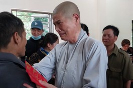 Ni trưởng Thích nữ Tâm Nguyệt tại Làng Nủ