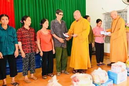 Thượng tọa Thích Tâm Định và Thượng tọa Thích Nguyên Thành trao quà đến những gia đình ảnh hưởng bão lũ tại tỉnh Thái Nguyên