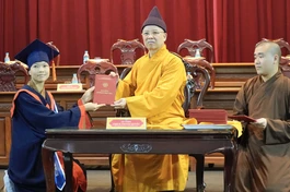 Hòa thượng Thích Thanh Quyết trao Bằng tốt nghiệp đến Ni sinh Học viện