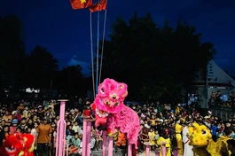 Múa lân trong "Vui Trung thu" cùng các em thiếu nhi tại UBND xã Xuân Quang 2, H.Đồng Xuân, tỉnh Phú Yên