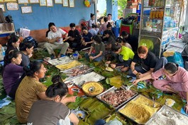 Các Phật tử trẻ, tình nguyện viên từ nhiều nơi đến cùng gói bánh chia sẻ đến đồng bào miền Bắc