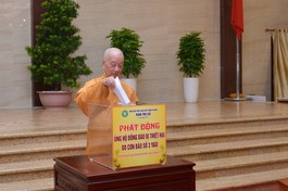 Đức Pháp chủ GHPGVN ủng hộ tại lễ phát động do Ban Trị sự GHPGVN TP.HCM tổ chức - Ảnh: Bảo Toàn/GBN