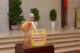 Đức Pháp chủ GHPGVN ủng hộ tại lễ phát động do Ban Trị sự GHPGVN TP.HCM tổ chức - Ảnh: Bảo Toàn/GBN