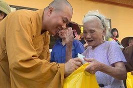 Đại đức Thích Minh Phú trao quà đến người dân bị ảnh hưởng nặng nề do bão số 3 tại xã Tuy Lộc - Ảnh: TN