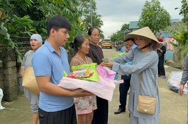 Đoàn chia sẻ đến bà con vùng bão lũ xã Hiền Lương