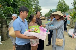 Đoàn chia sẻ đến bà con vùng bão lũ xã Hiền Lương