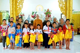 Đại diện Ban Hướng dẫn Phật tử GHPGVN TP.HCM trao quà trung thu cho các em thiếu nhi vùng nông thôn