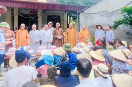 Đoàn thăm hỏi và trao quà đến bà con tại xã Nga Quán (Yên Bái)