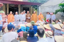 Đoàn thăm hỏi và trao quà đến bà con tại xã Nga Quán (Yên Bái)