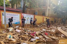 Bà con tỉnh Yên Bái ra sức dọn dẹp những ngỗn ngang để lại sau bão số 3 - Ảnh: TN