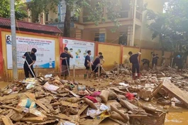 Bà con tỉnh Yên Bái ra sức dọn dẹp những ngỗn ngang để lại sau bão số 3 - Ảnh: TN