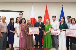 Hội Phật tử Việt Nam tại Nhật Bản đóng góp 333 triệu đồng hướng về đồng bào bị thiệt hại do bão số 3 - Ảnh: Xuân Giao/TTXVN 